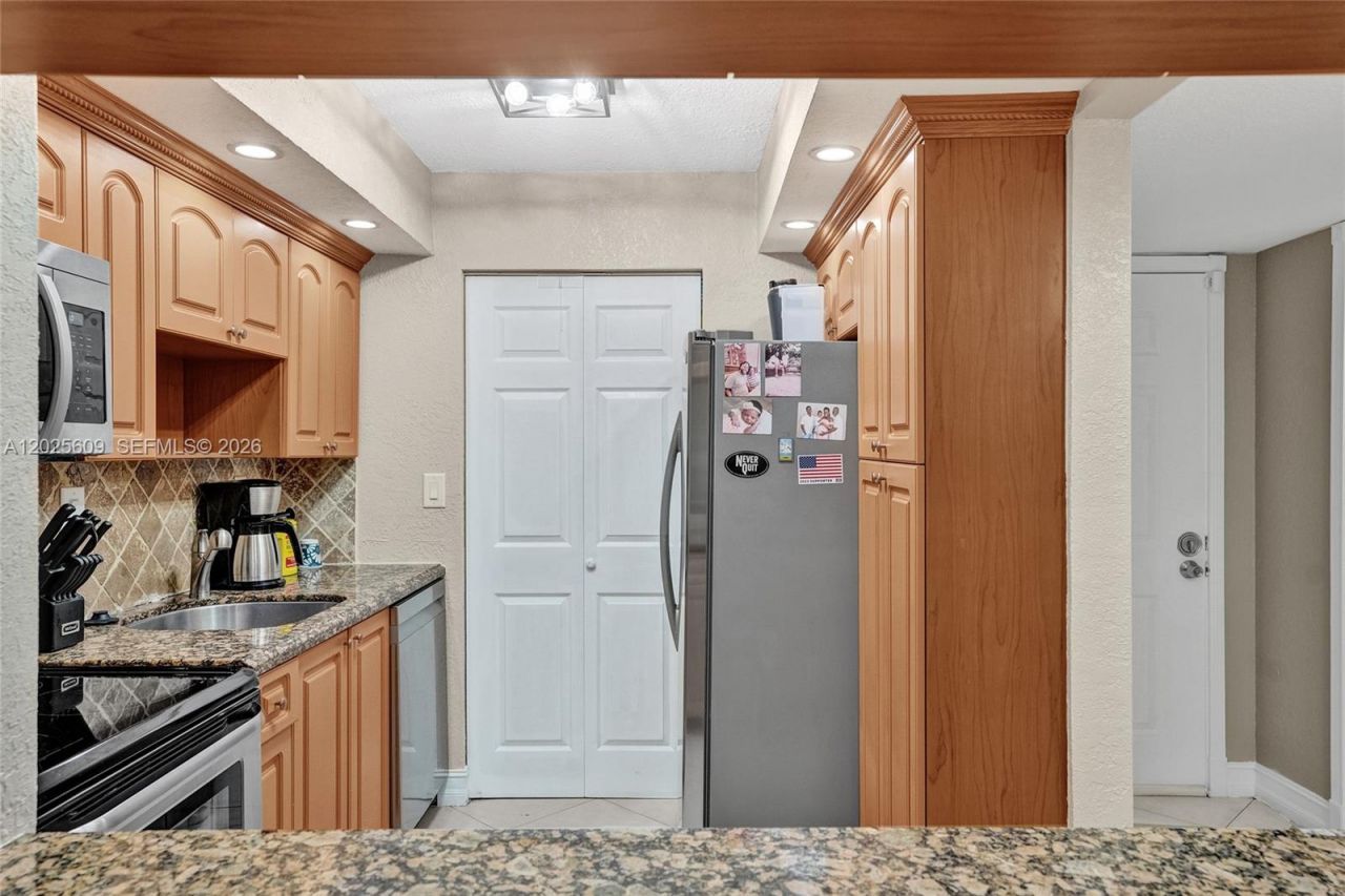 927 NE 199th St, Unit 103, Miami, FL 33179 Photo