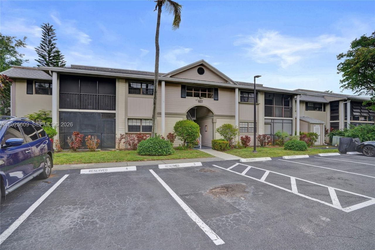 927 NE 199th St, Unit 103, Miami, FL 33179 Photo