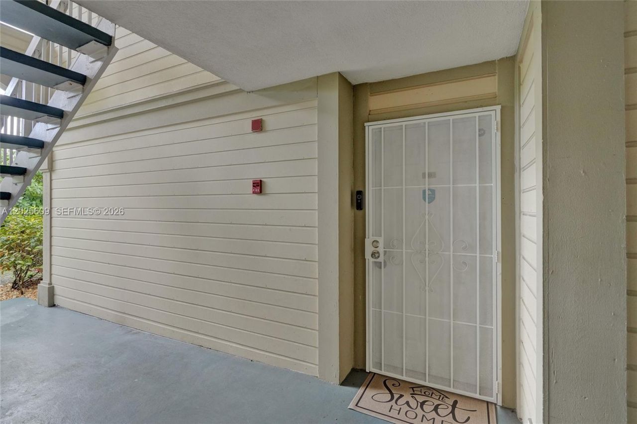 927 NE 199th St, Unit 103, Miami, FL 33179 Photo
