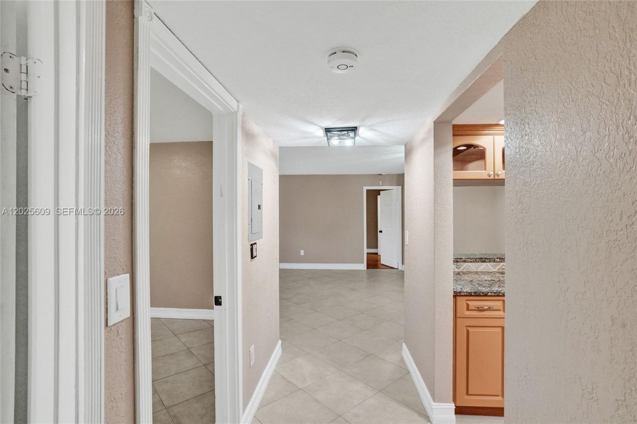 927 NE 199th St, Unit 103, Miami, FL 33179 Photo