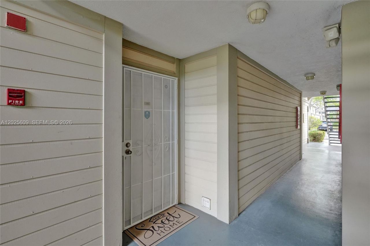 927 NE 199th St, Unit 103, Miami, FL 33179 Photo