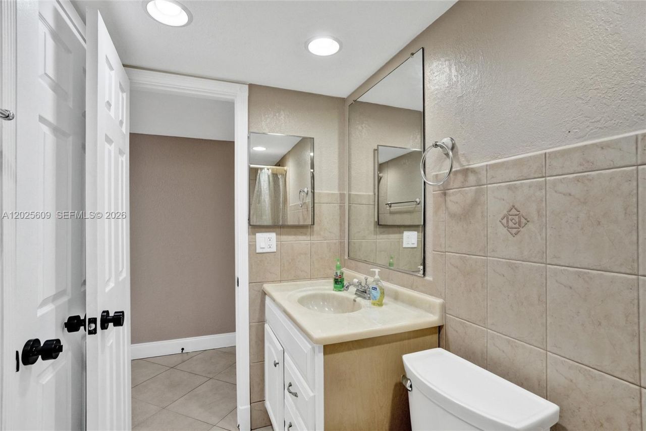 927 NE 199th St, Unit 103, Miami, FL 33179 Photo