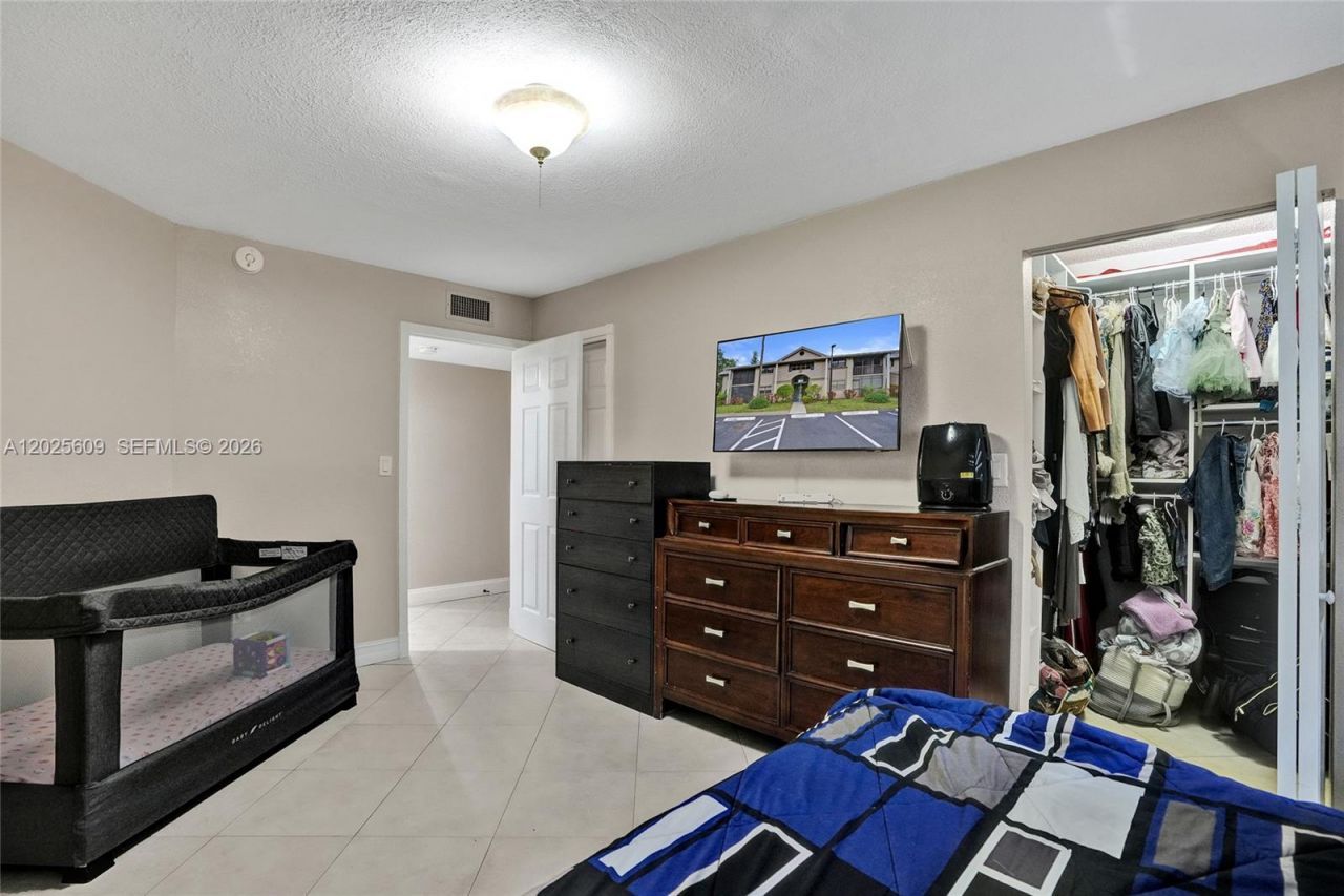 927 NE 199th St, Unit 103, Miami, FL 33179 Photo