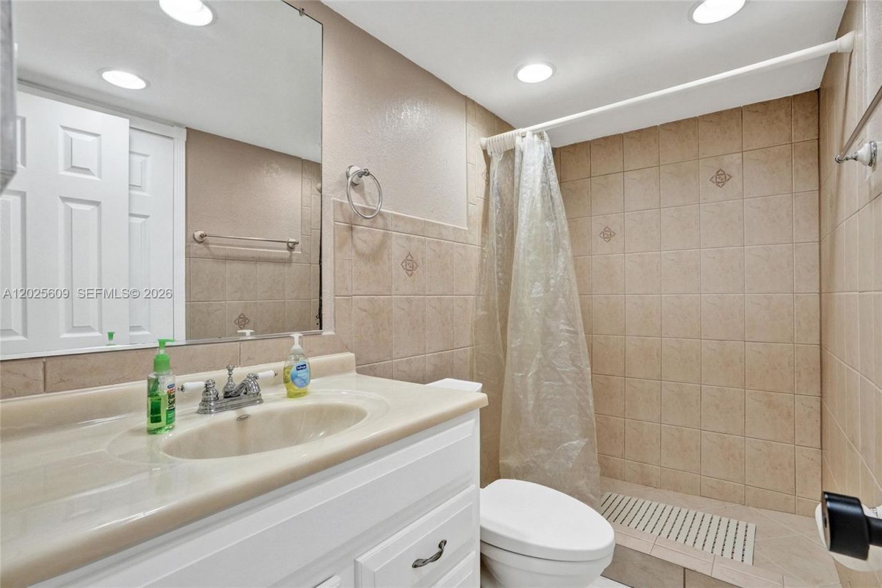 927 NE 199th St, Unit 103, Miami, FL 33179 Photo