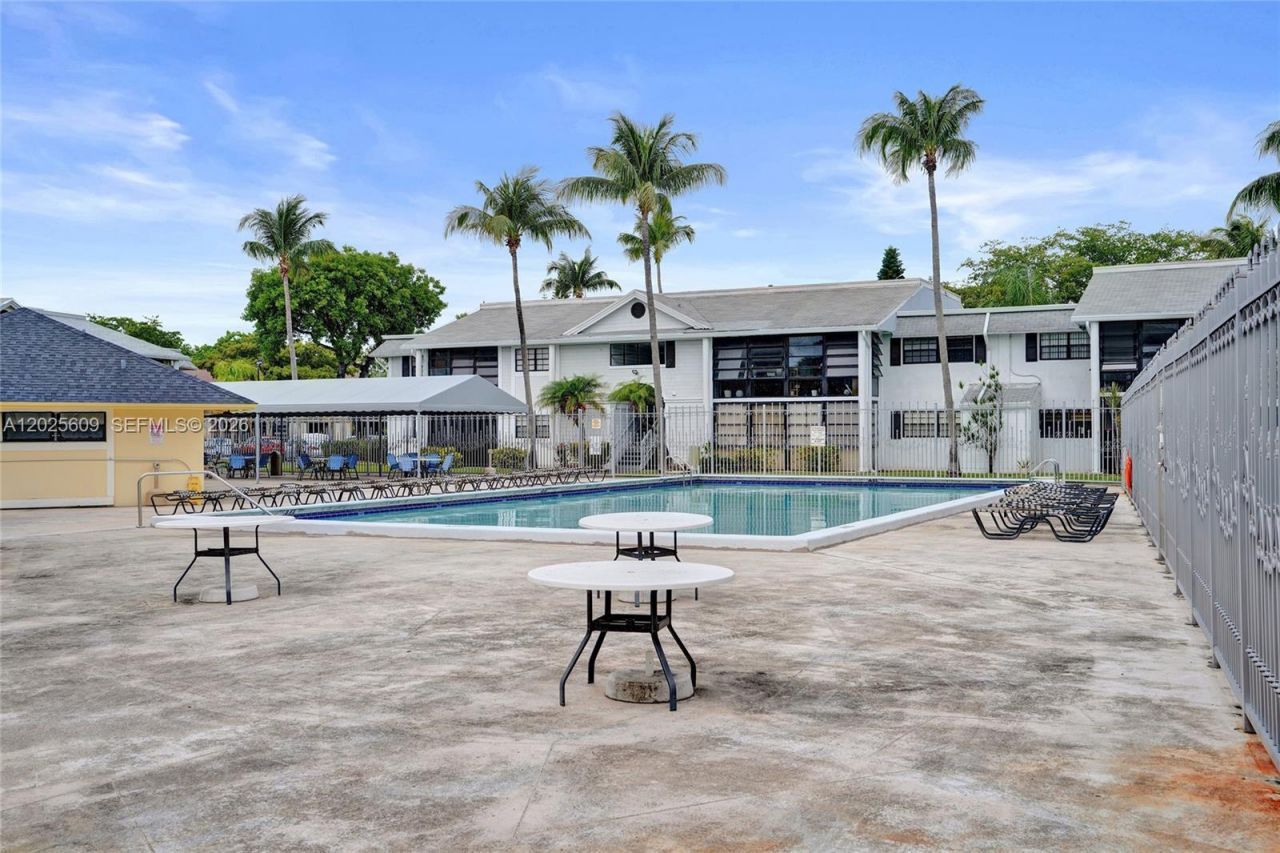 927 NE 199th St, Unit 103, Miami, FL 33179 Photo