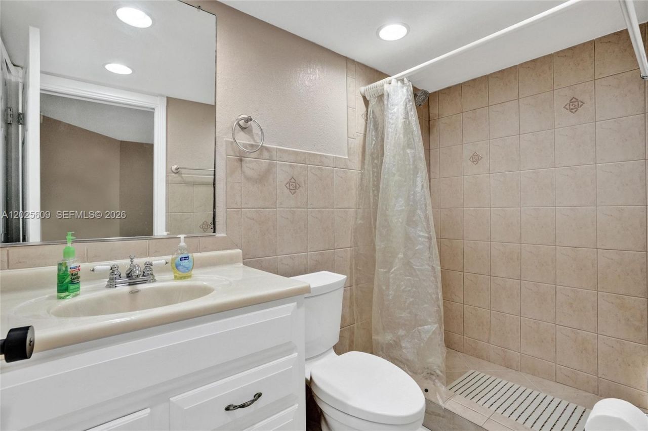 927 NE 199th St, Unit 103, Miami, FL 33179 Photo