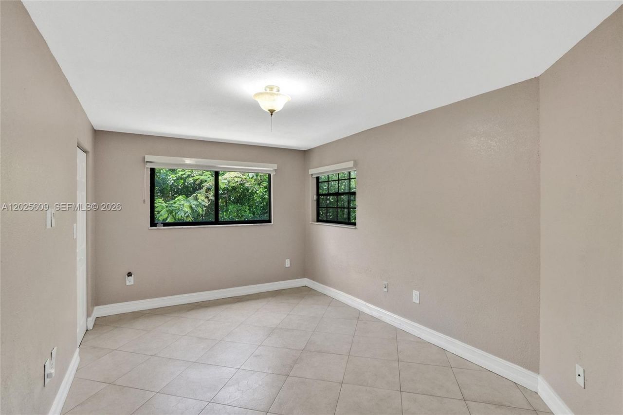 927 NE 199th St, Unit 103, Miami, FL 33179 Photo