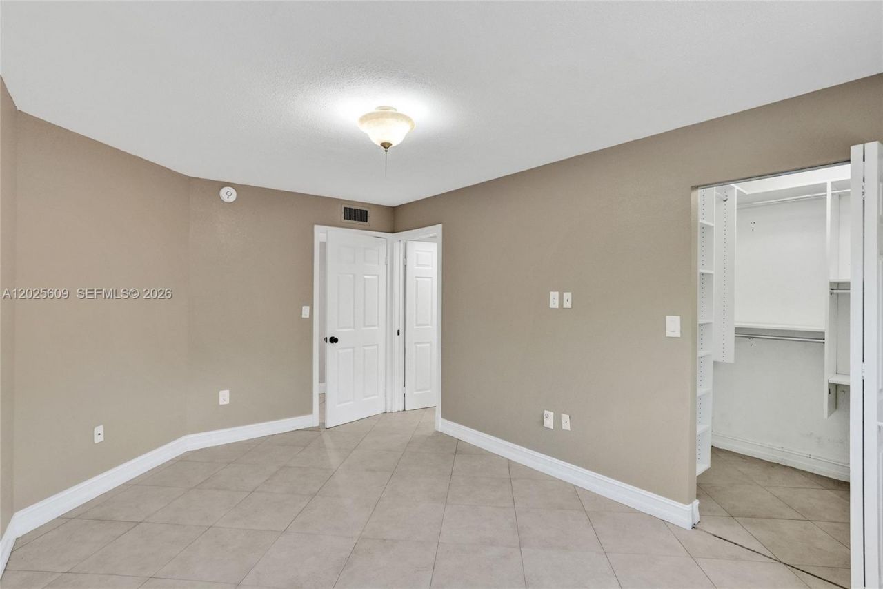 927 NE 199th St, Unit 103, Miami, FL 33179 Photo