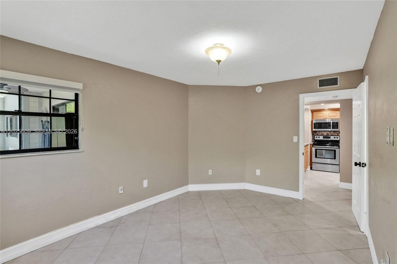 927 NE 199th St, Unit 103, Miami, FL 33179 Photo
