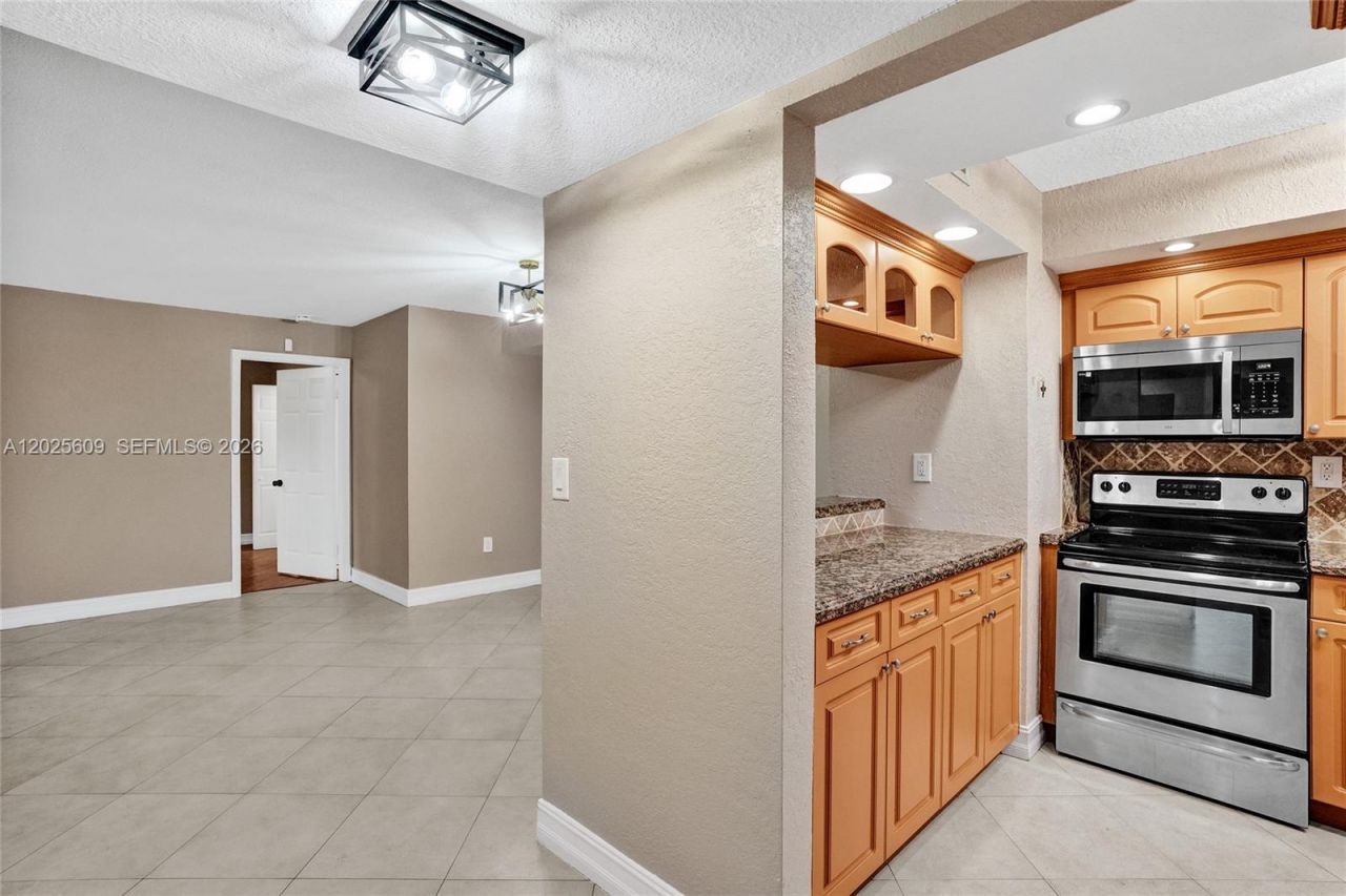 927 NE 199th St, Unit 103, Miami, FL 33179 Photo