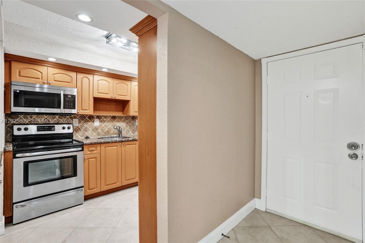 927 NE 199th St, Unit 103, Miami, FL 33179 Photo