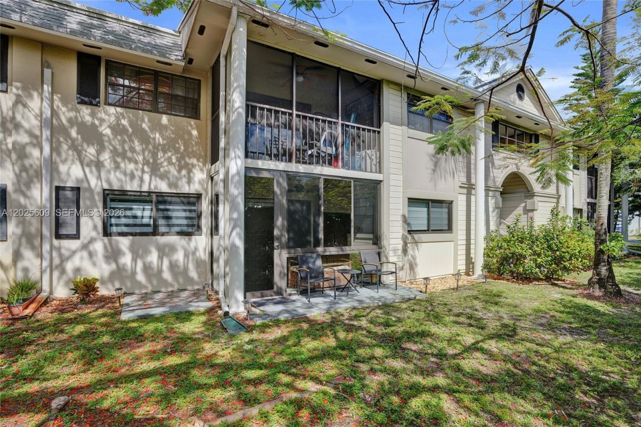 927 NE 199th St, Unit 103, Miami, FL 33179 Photo