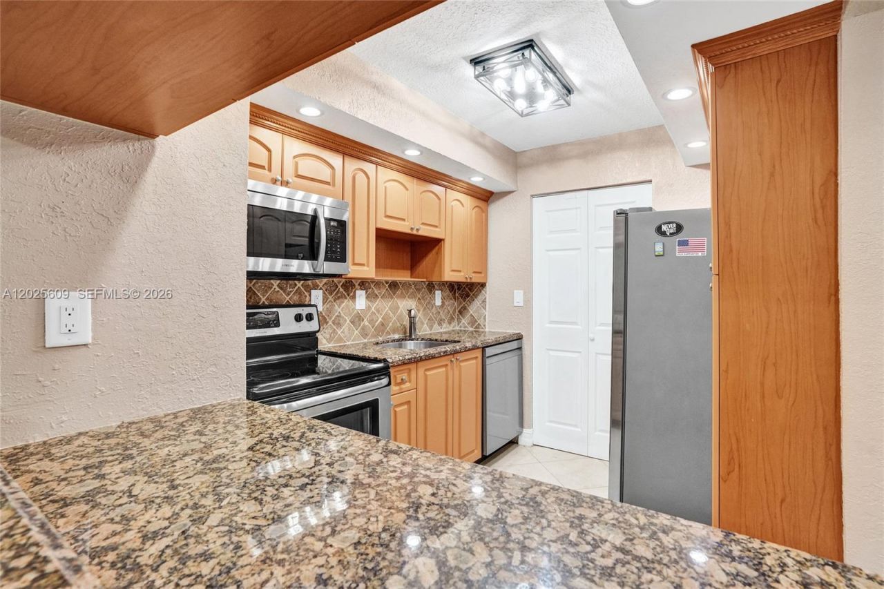 927 NE 199th St, Unit 103, Miami, FL 33179 Photo