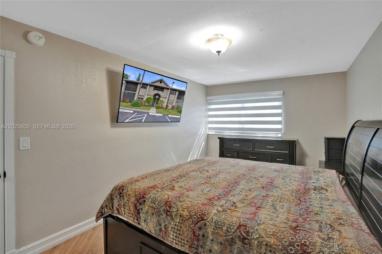927 NE 199th St, Unit 103, Miami, FL 33179 Photo