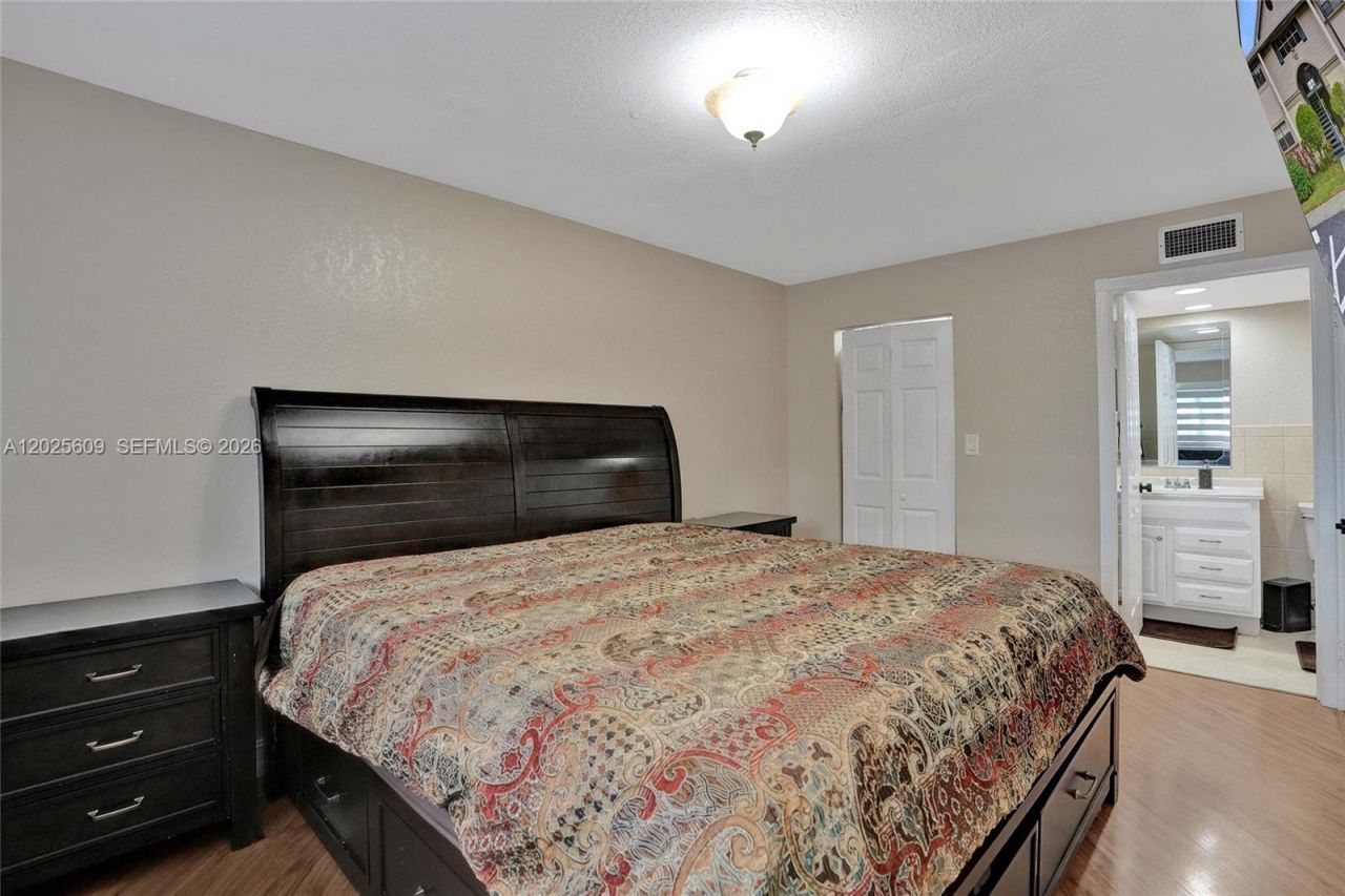 927 NE 199th St, Unit 103, Miami, FL 33179 Photo