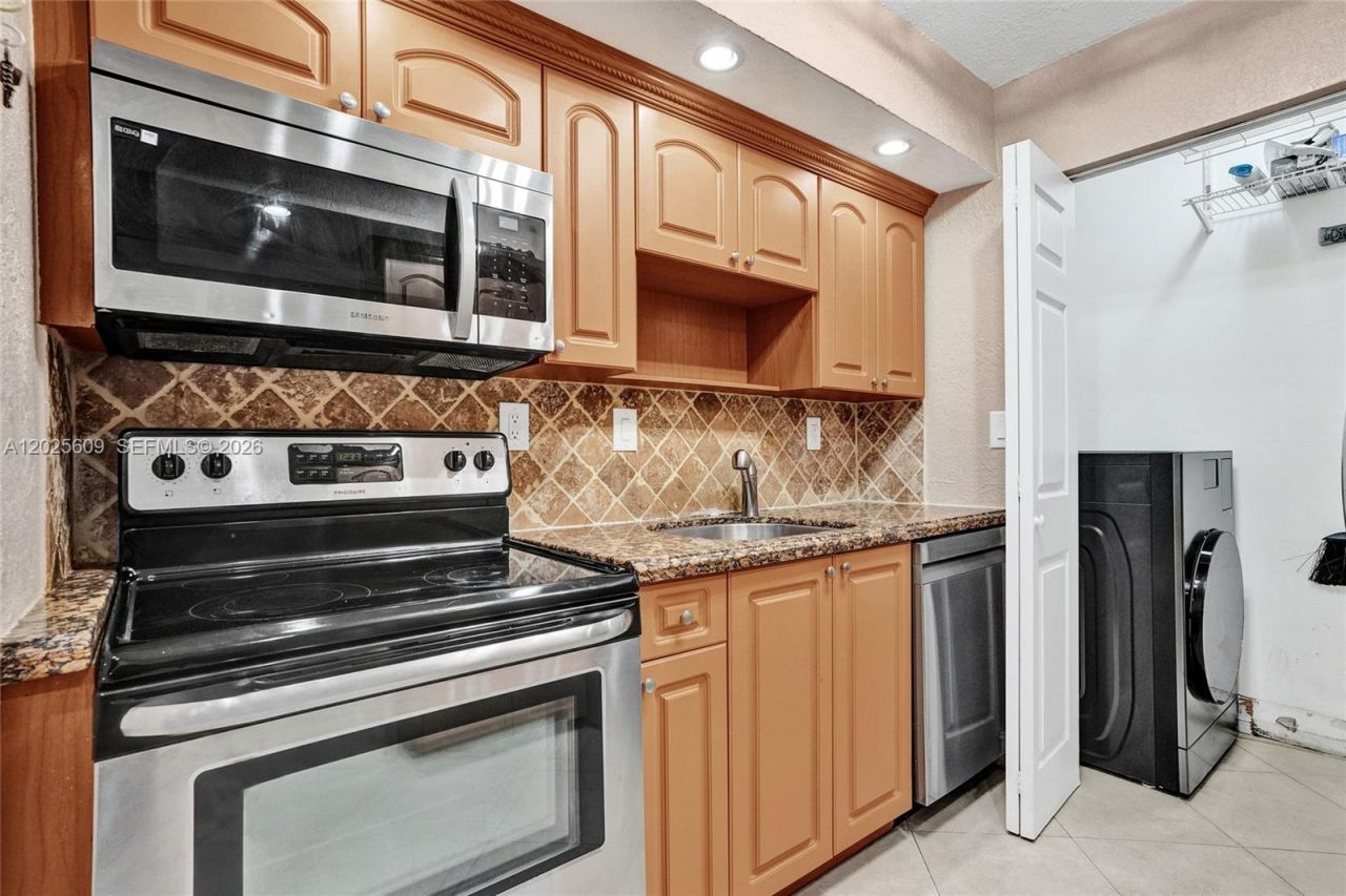 927 NE 199th St, Unit 103, Miami, FL 33179 Photo