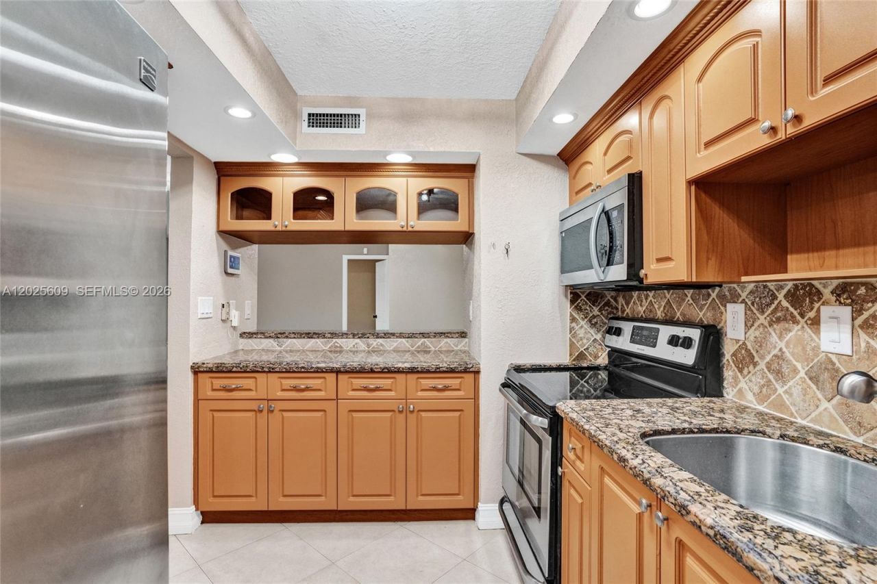927 NE 199th St, Unit 103, Miami, FL 33179 Photo