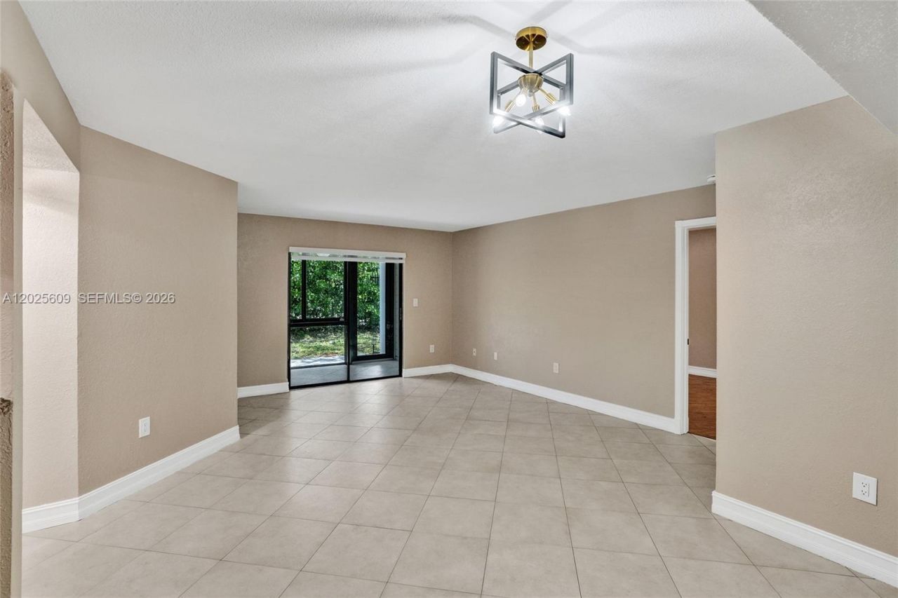 927 NE 199th St, Unit 103, Miami, FL 33179 Photo