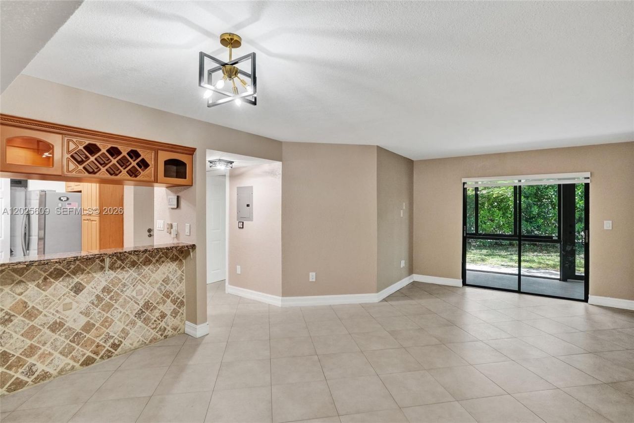 927 NE 199th St, Unit 103, Miami, FL 33179 Photo