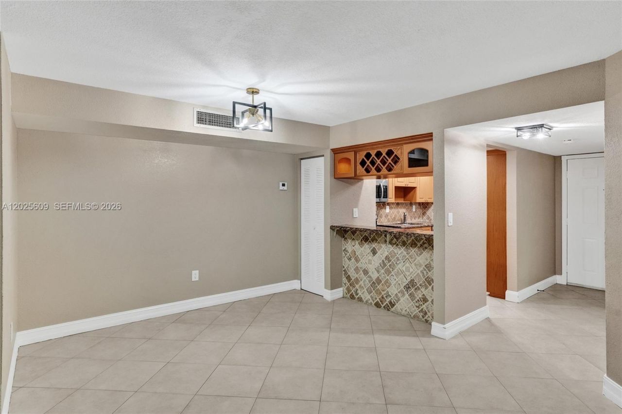 927 NE 199th St, Unit 103, Miami, FL 33179 Photo