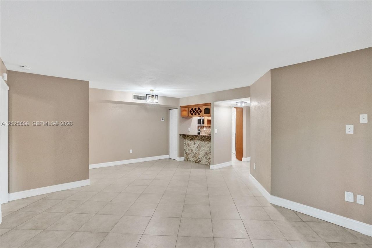 927 NE 199th St, Unit 103, Miami, FL 33179 Photo