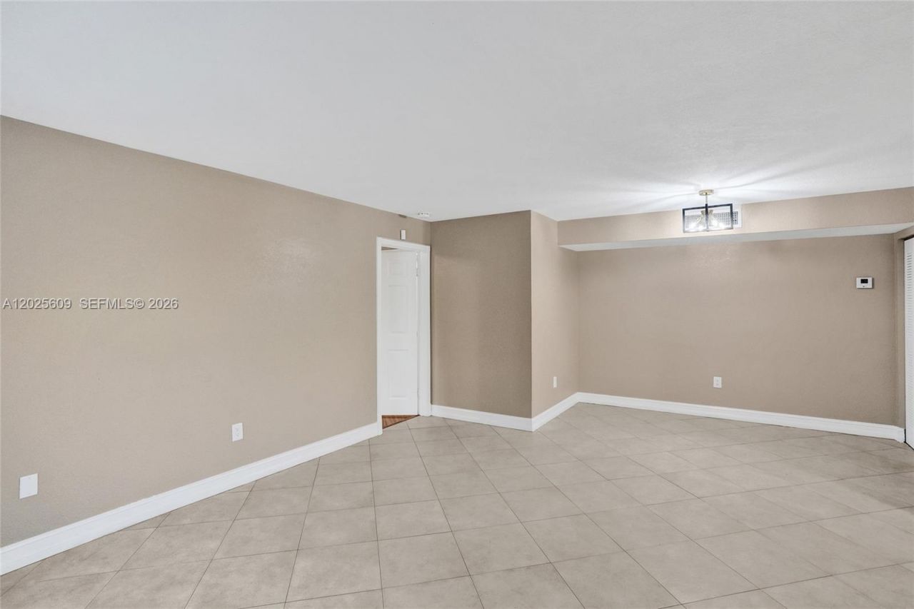 927 NE 199th St, Unit 103, Miami, FL 33179 Photo