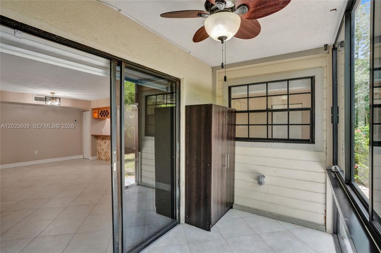 927 NE 199th St, Unit 103, Miami, FL 33179 Photo