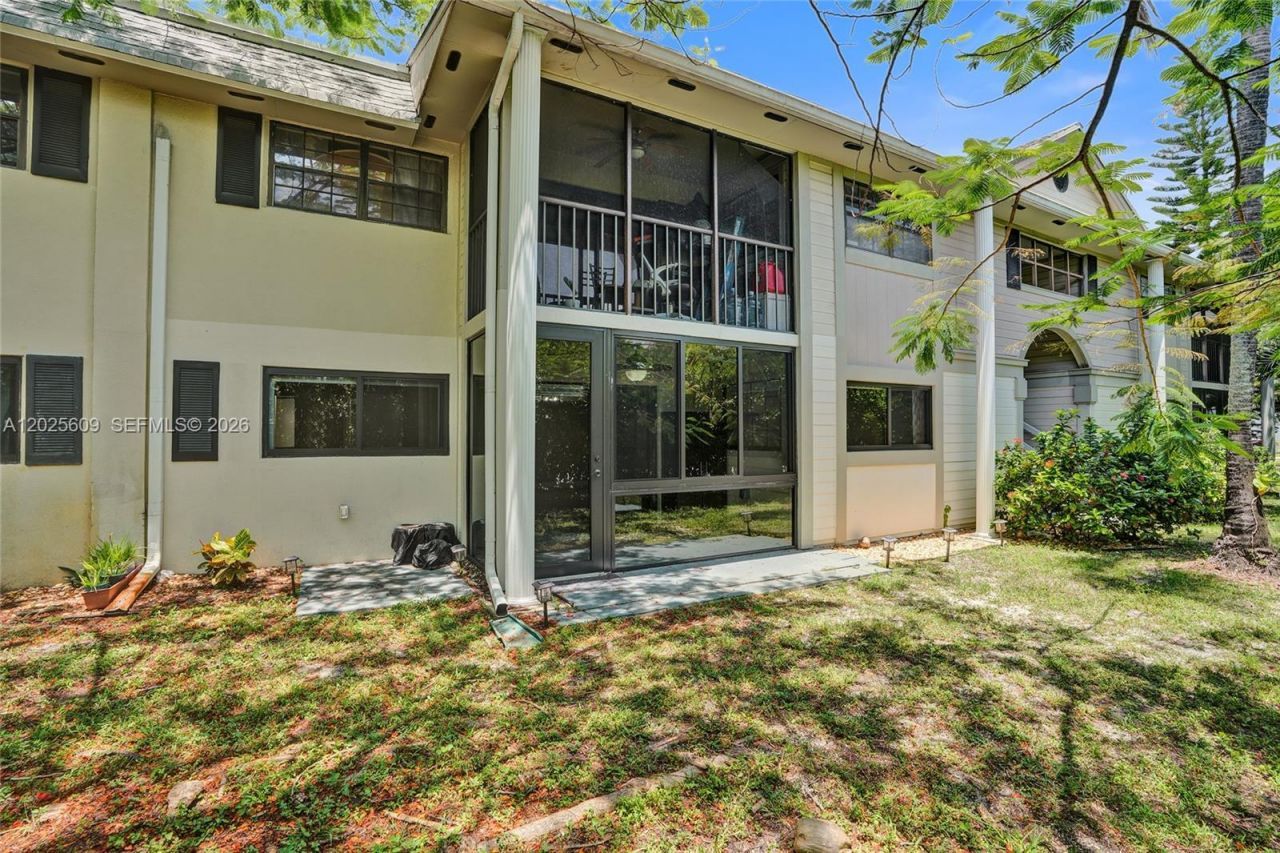 927 NE 199th St, Unit 103, Miami, FL 33179 Photo