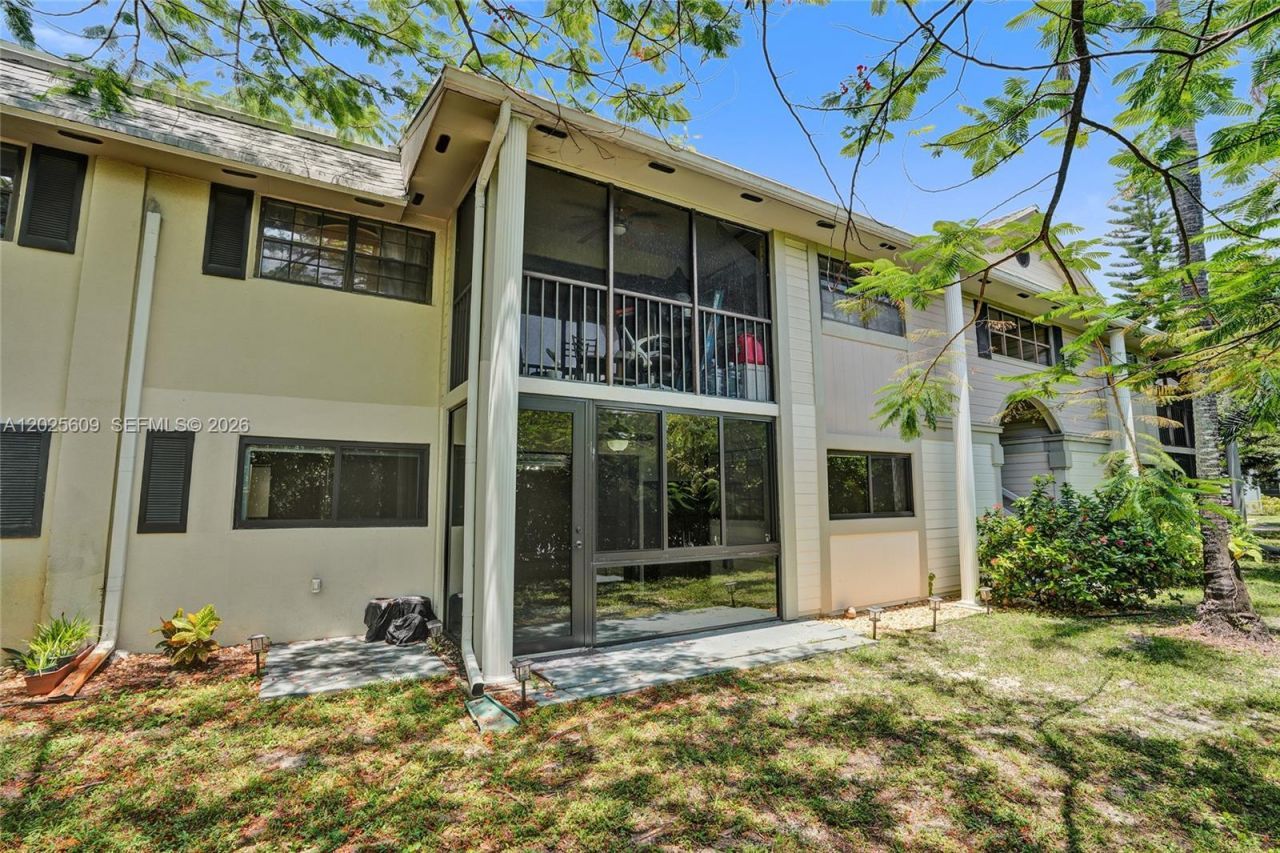 927 NE 199th St, Unit 103, Miami, FL 33179 Photo