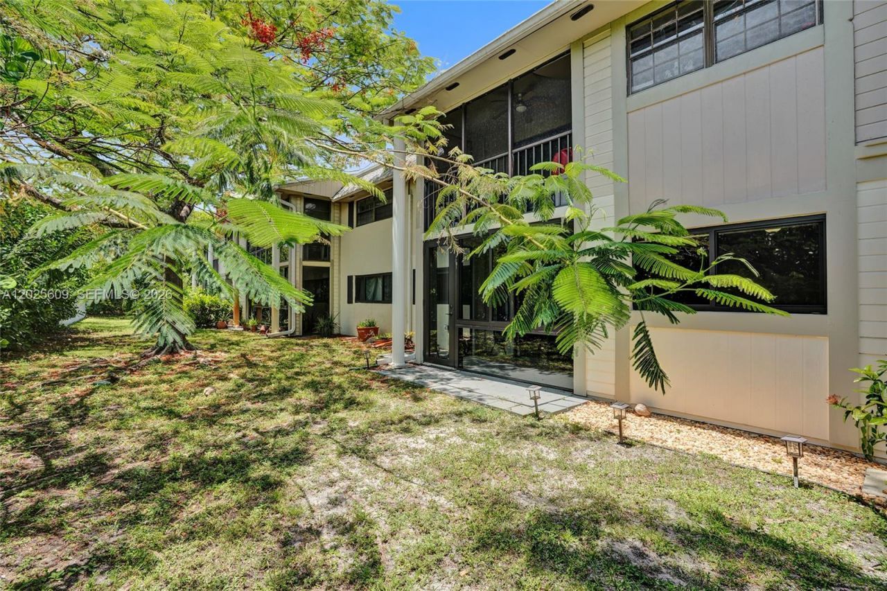 927 NE 199th St, Unit 103, Miami, FL 33179 Photo