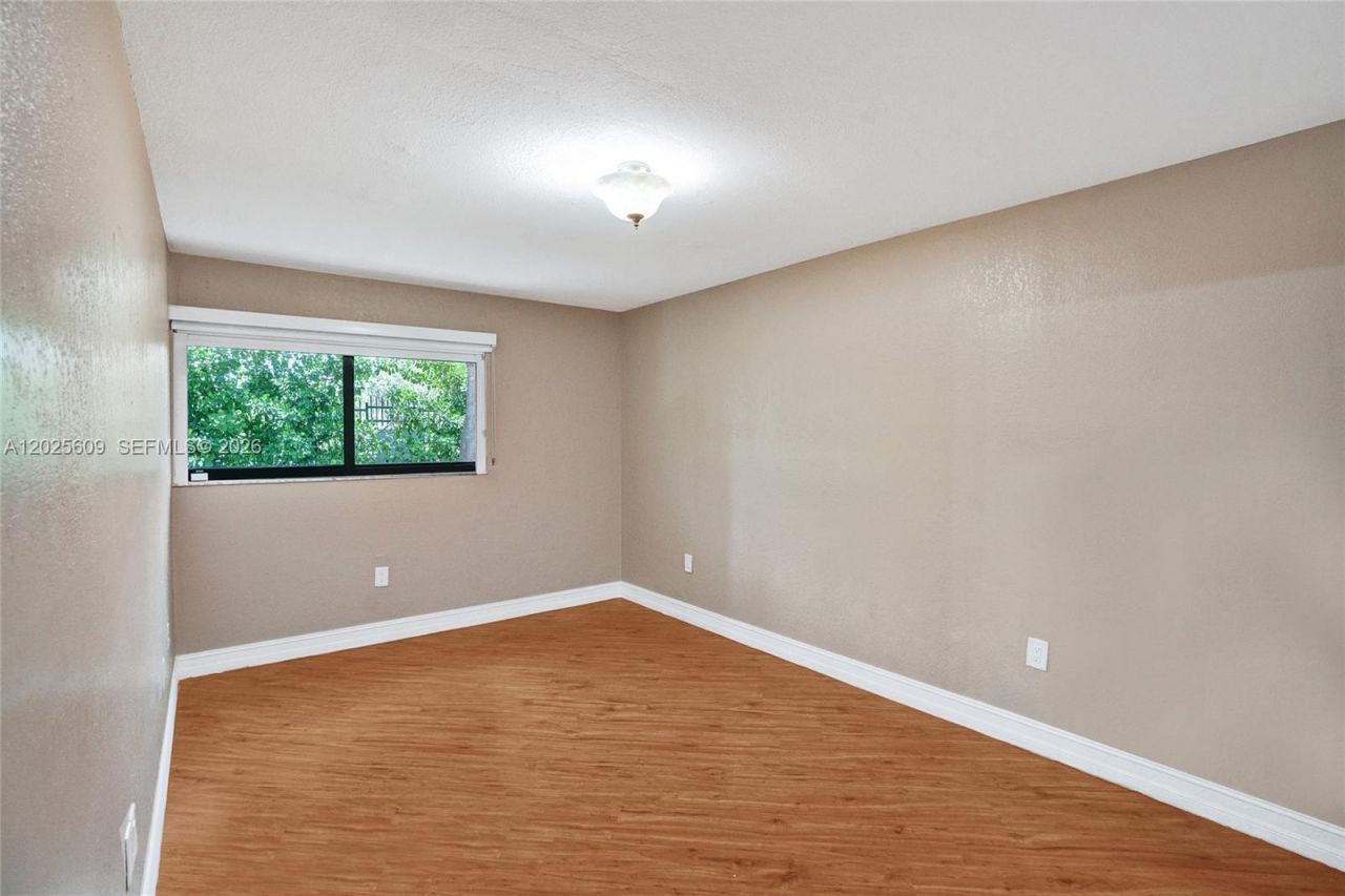 927 NE 199th St, Unit 103, Miami, FL 33179 Photo