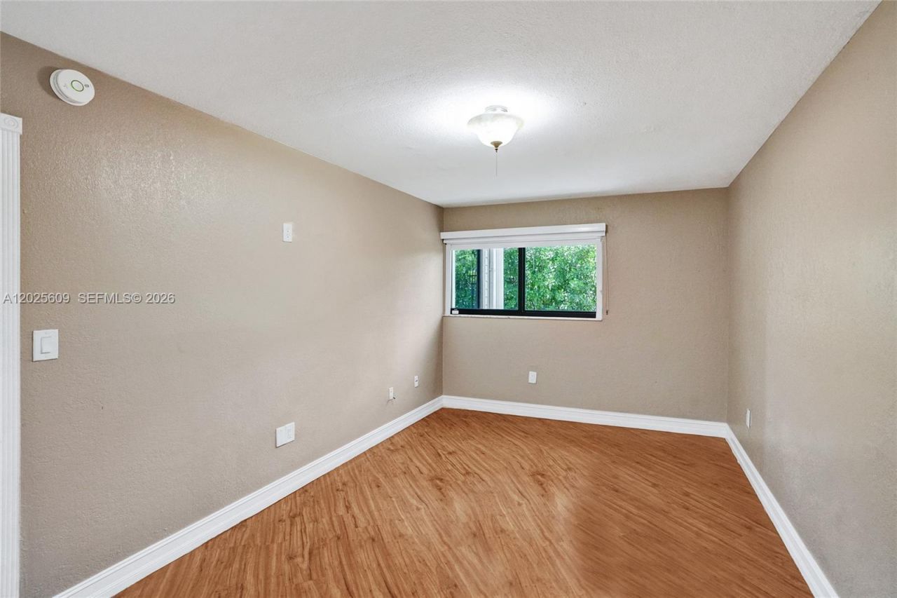 927 NE 199th St, Unit 103, Miami, FL 33179 Photo