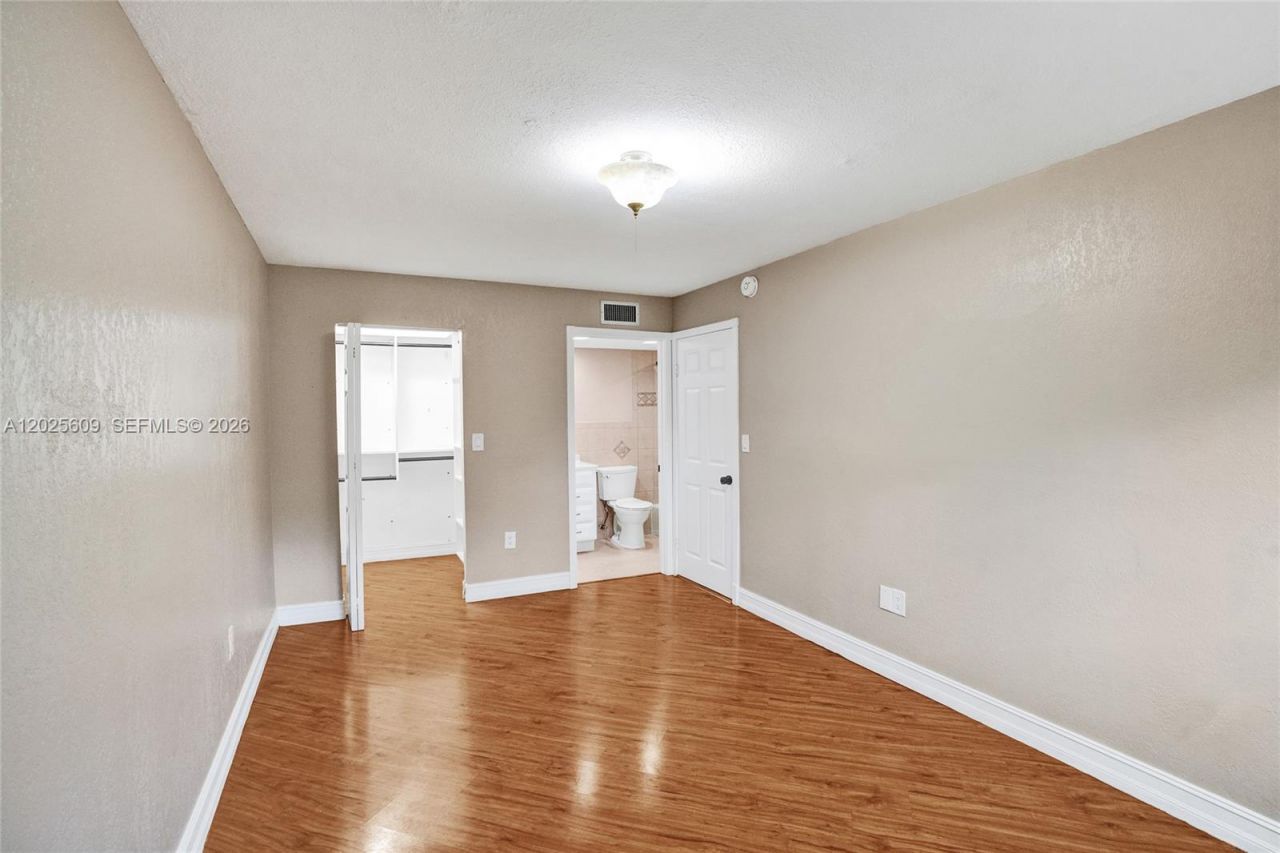 927 NE 199th St, Unit 103, Miami, FL 33179 Photo