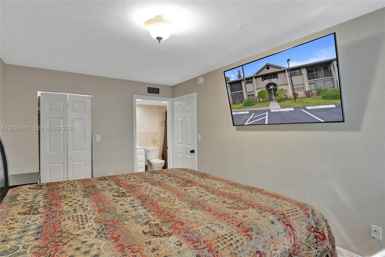 927 NE 199th St, Unit 103, Miami, FL 33179 Photo