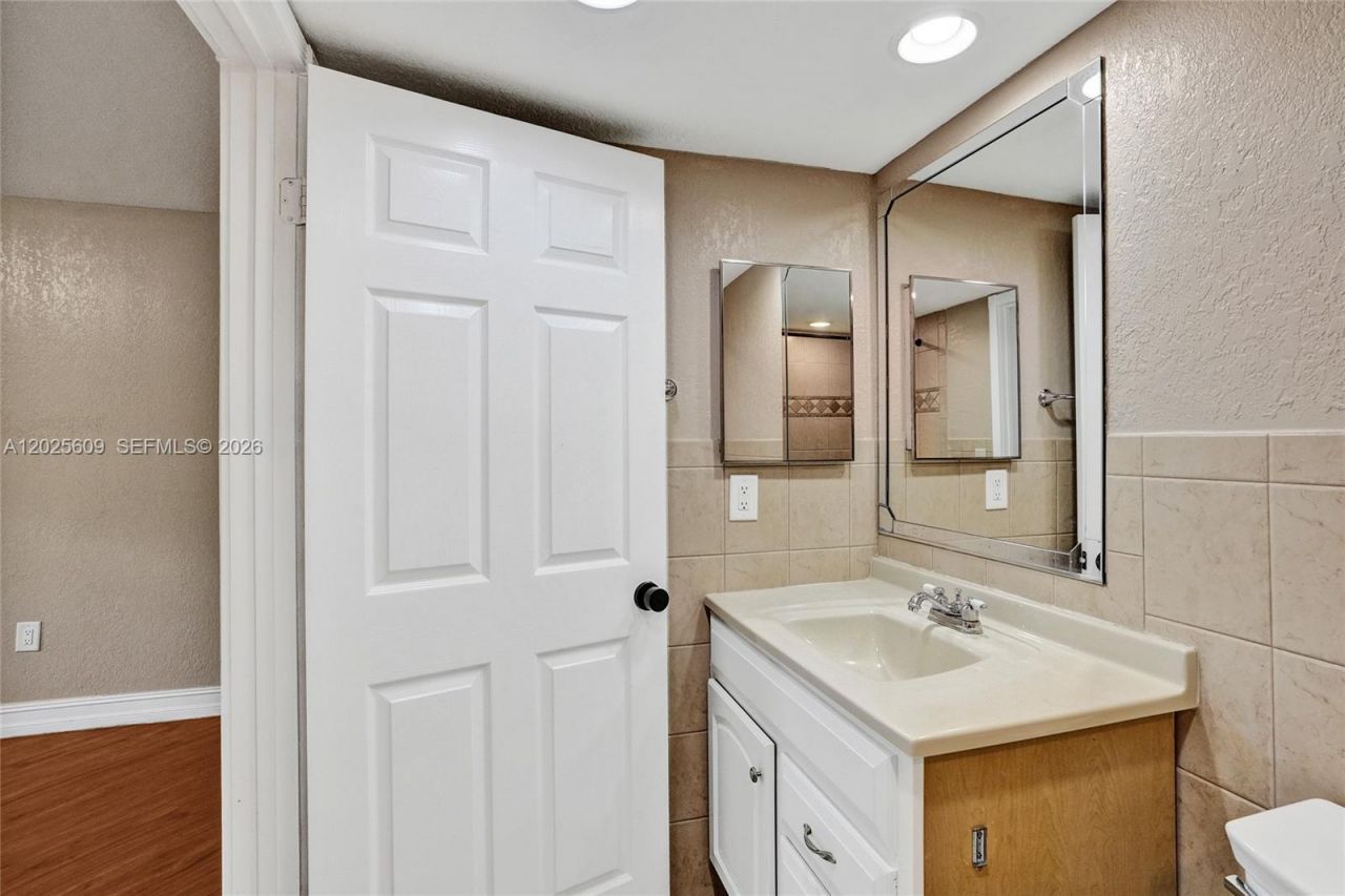 927 NE 199th St, Unit 103, Miami, FL 33179 Photo