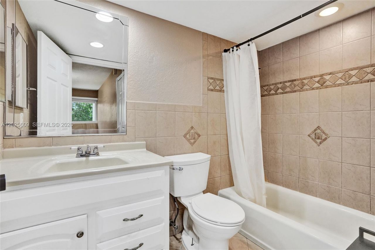 927 NE 199th St, Unit 103, Miami, FL 33179 Photo