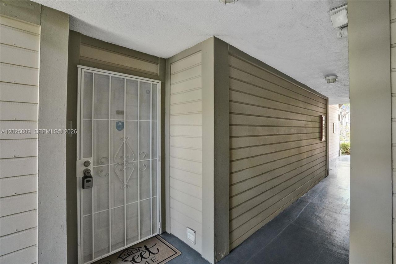 927 NE 199th St, Unit 103, Miami, FL 33179 Photo