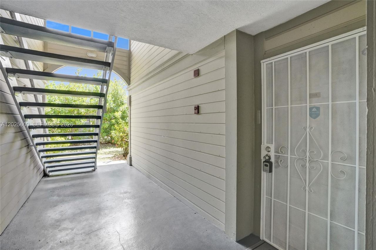 927 NE 199th St, Unit 103, Miami, FL 33179 Photo