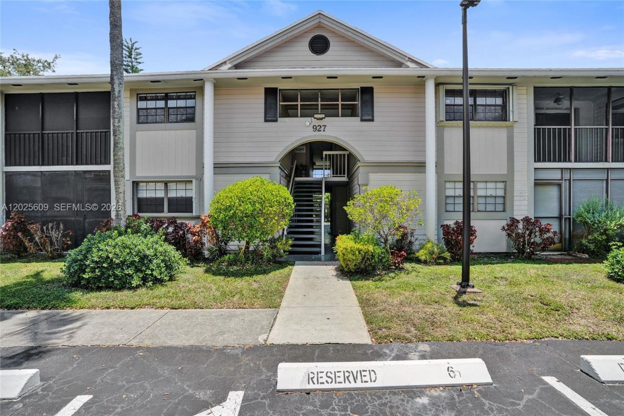 927 NE 199th St, Unit 103, Miami, FL 33179 Photo