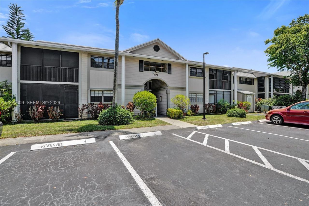927 NE 199th St, Unit 103, Miami, FL 33179 Photo