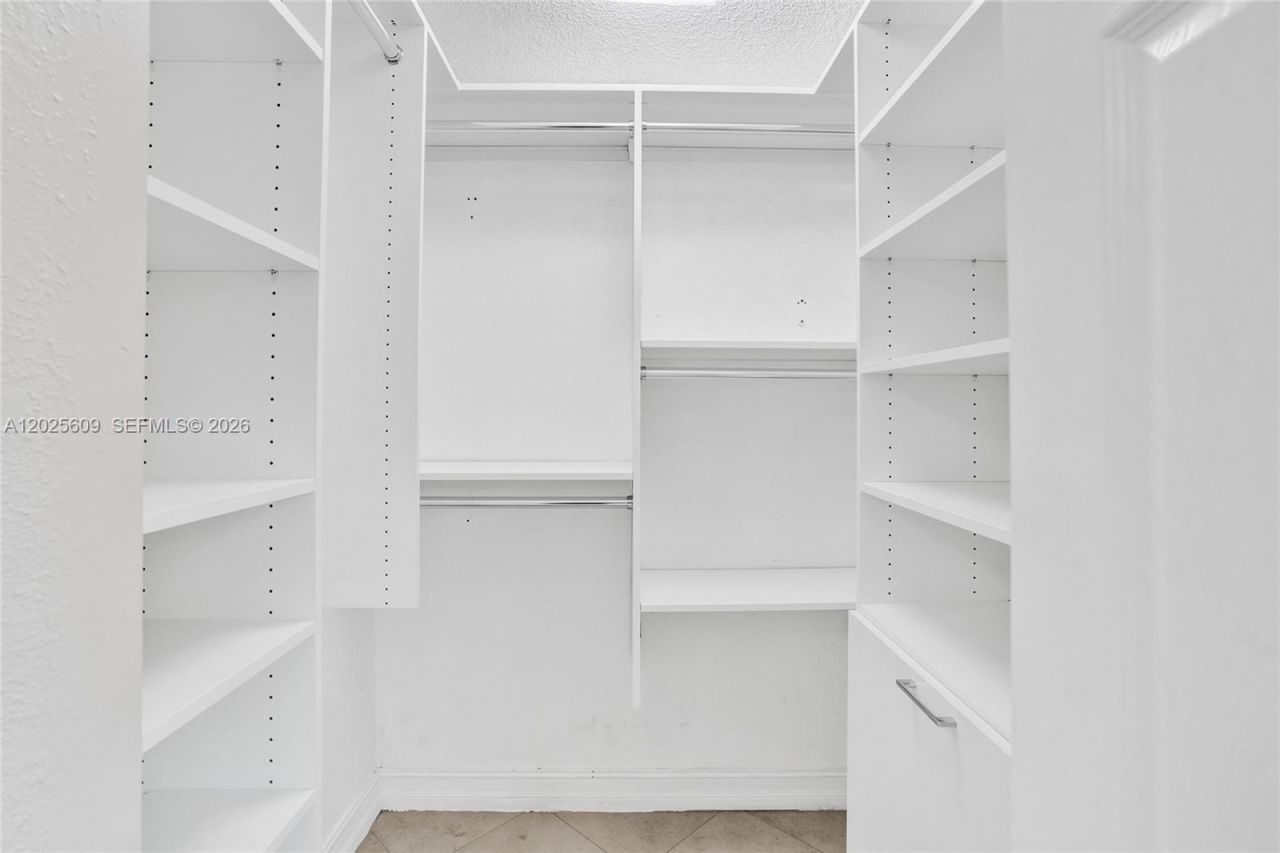 927 NE 199th St, Unit 103, Miami, FL 33179 Photo