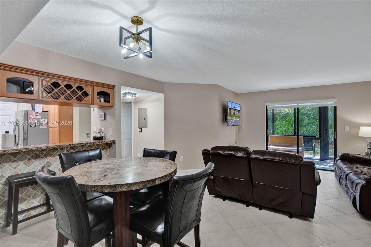 927 NE 199th St, Unit 103, Miami, FL 33179 Photo