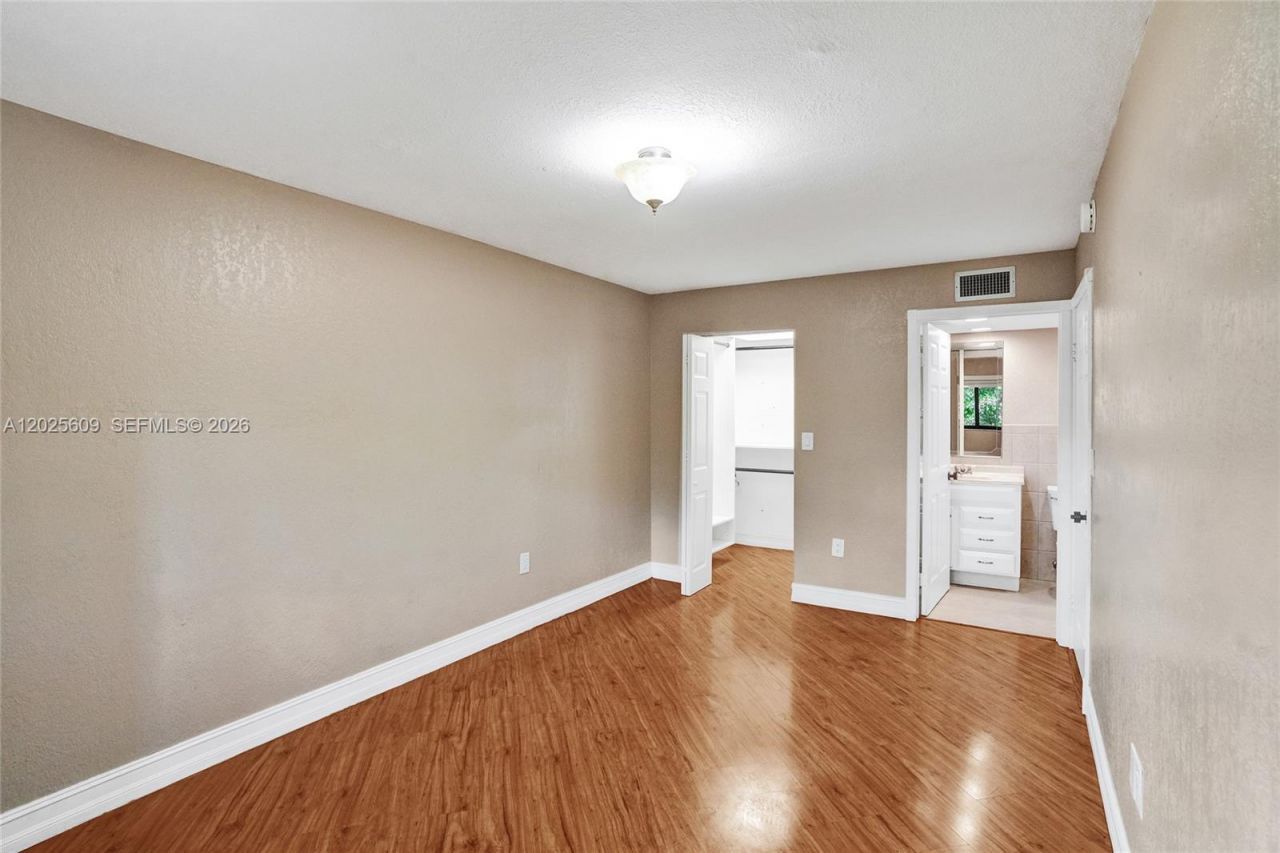 927 NE 199th St, Unit 103, Miami, FL 33179 Photo