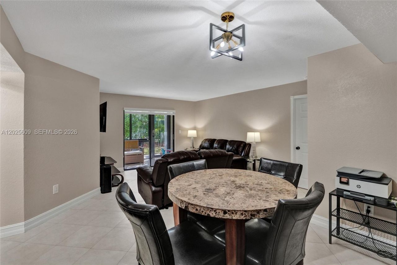 927 NE 199th St, Unit 103, Miami, FL 33179 Photo