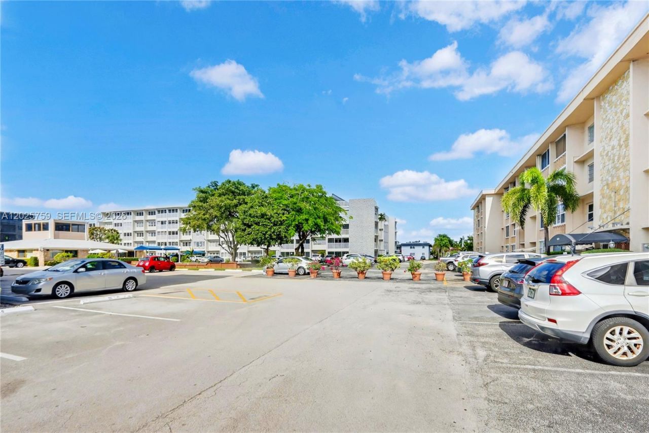 410 SE 2nd St, Unit 114, Hallandale Beach, FL 33009 Photo