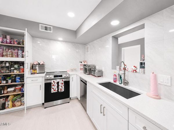 2209 N RECKER Road, Mesa, AZ 85215