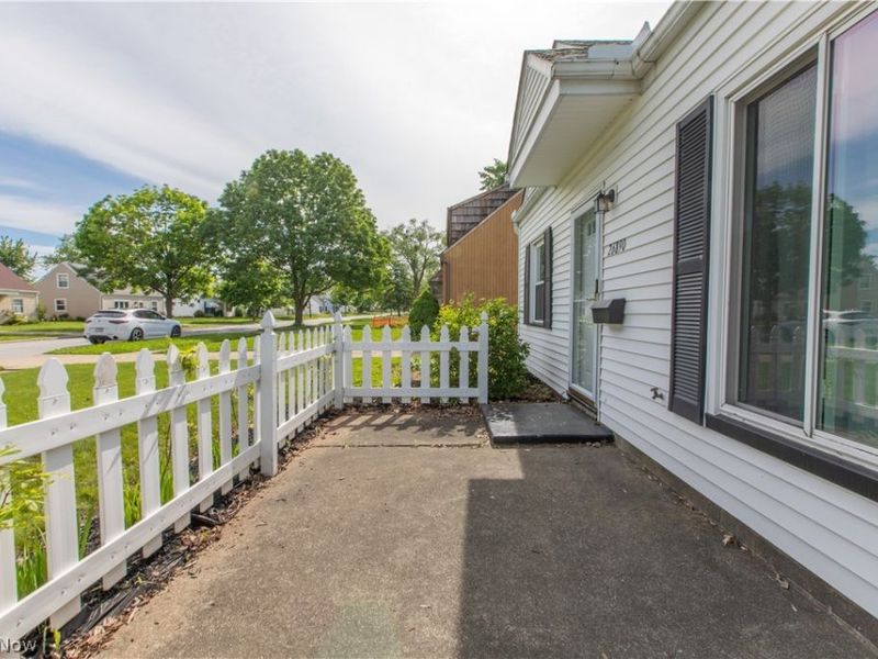 26890 Drakefield Avenue , Euclid, OH 44132 Photo 2