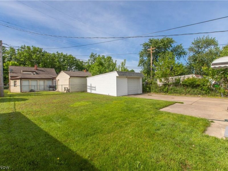 26890 Drakefield Avenue , Euclid, OH 44132 Photo 3