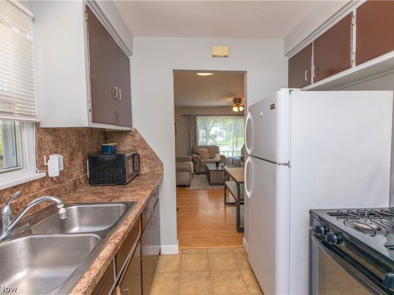 26890 Drakefield Avenue , Euclid, OH 44132 Photo 6