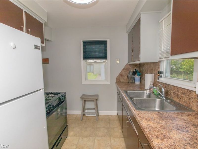 26890 Drakefield Avenue , Euclid, OH 44132 Photo 7